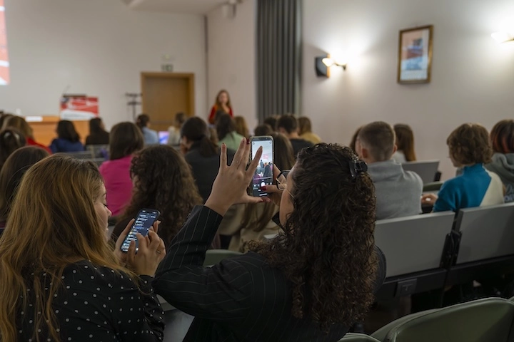 persone che fotografano un evento