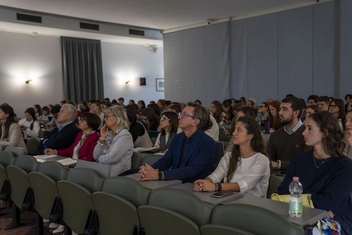 persone che seguono una conferenza